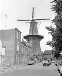 881105 Gezicht op de Molen Rijn en Zon (Adelaarstraat 30) te Utrecht, vanaf de Hopakker.